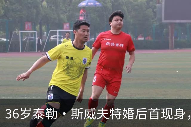 36岁泰勒·斯威夫特婚后首现身，1个戒指细节曝光：特拉维斯真听进去了，网友全炸锅